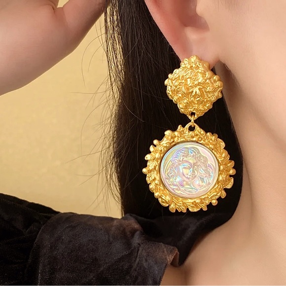 Georgeโs Girl - Earrings - Picture 1 of 2